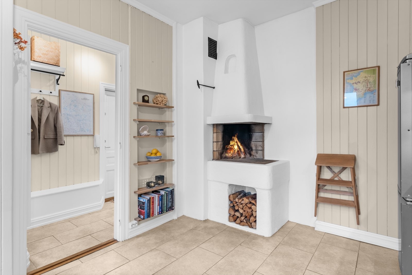 Flislagt gulv med varmekabler og panel på kjøkkenet og i entréen. Galleribilde