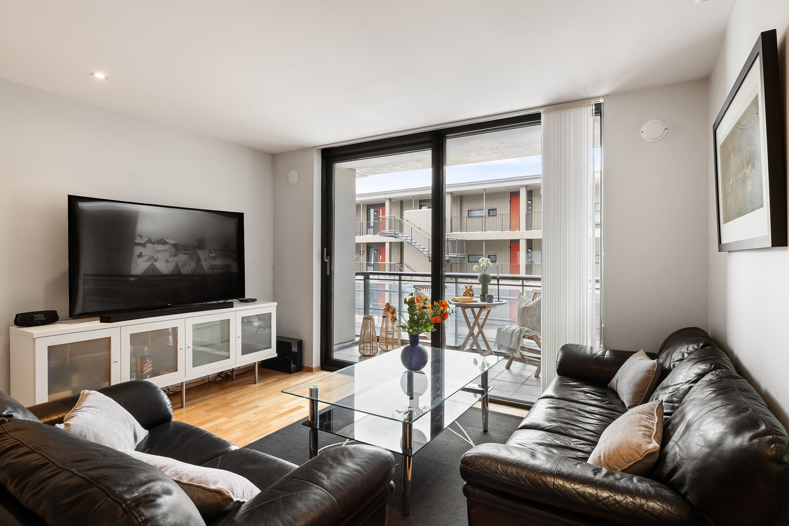 Fra stuen har man utgang til balkongen Galleribilde