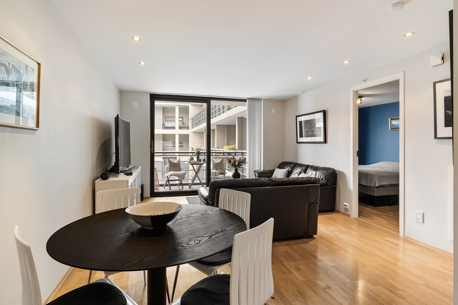 Stue med plass til både stor sofagruppe og spisebord Galleribilde