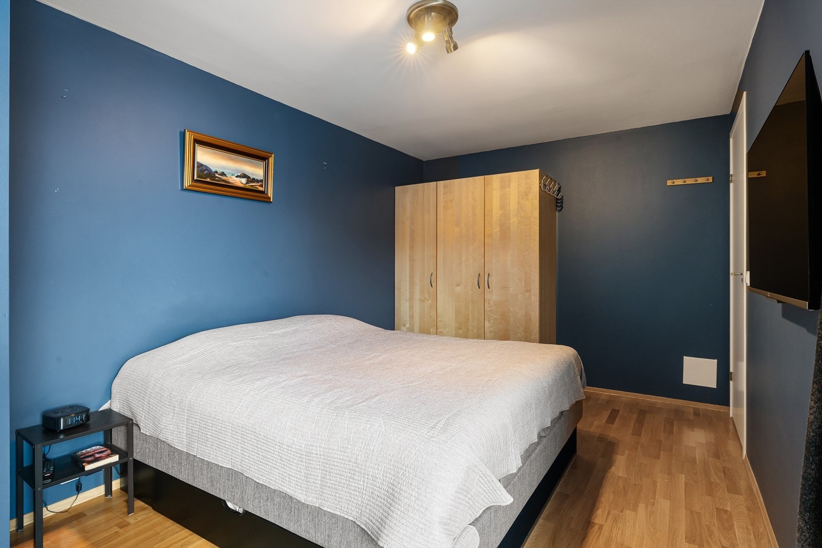 Romslig hovedsoverom med god garderobeplass Galleribilde