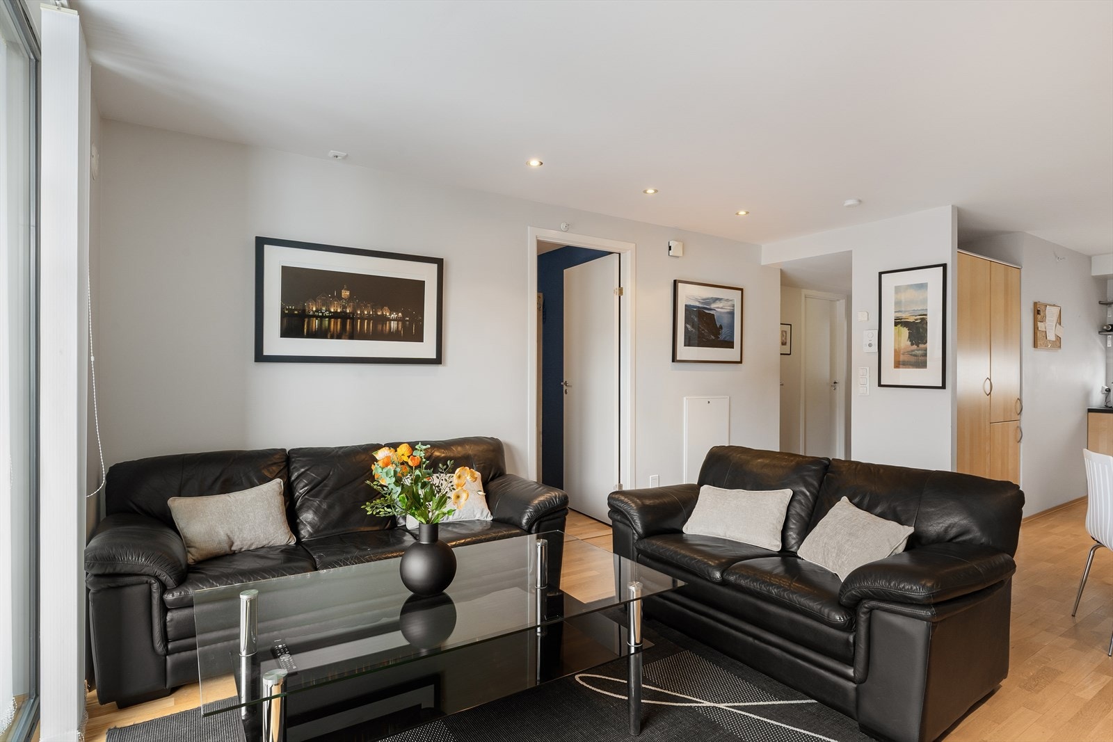 Parkett på gulv. Listefrie overganger. Downlights i tak Galleribilde