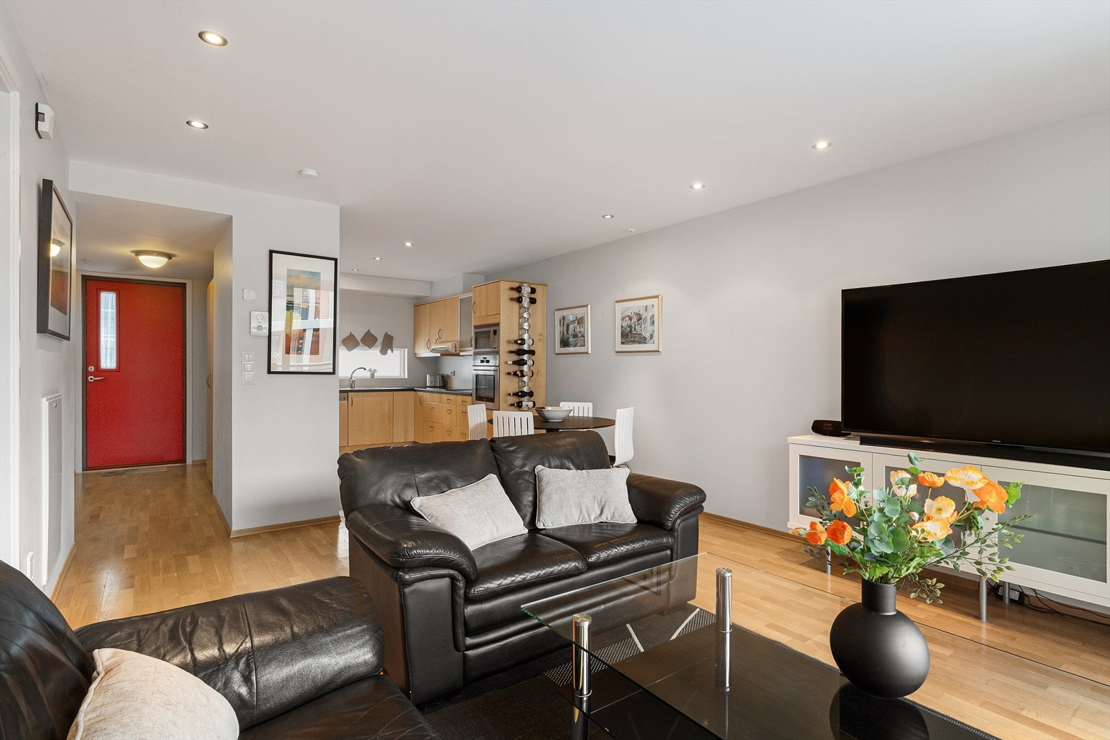 Stue- og kjøkken i åpen løsning Galleribilde