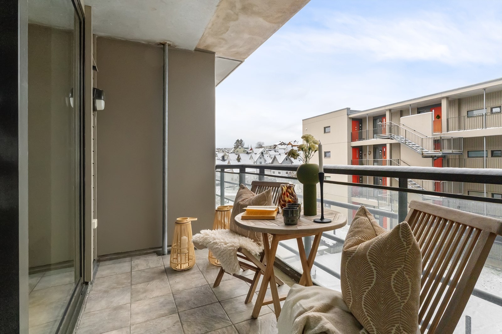 Kjekk vestvendt balkong på ca. 7 kvm - her får du plass til både sittegruppe og gassgrillen Galleribilde