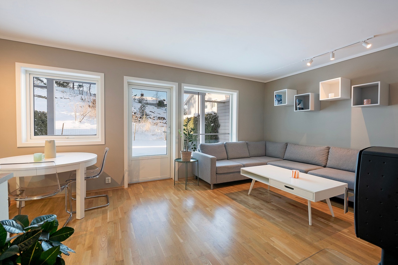 Terrassedøren gjør at du får et naturlig skille mellom stue- og kjøkkensonen, og store vindusflater gir fint utsyn Galleribilde