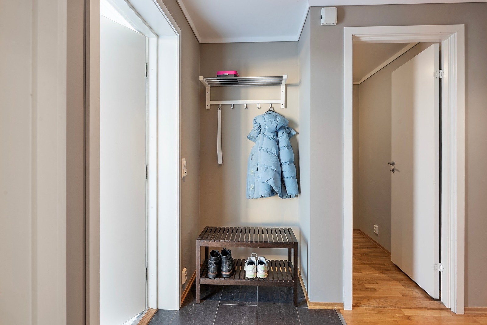 I entreen har du flislagt gulv og plass til å sette inn garderobe for klesoppbevaring om du ønsker det Galleribilde