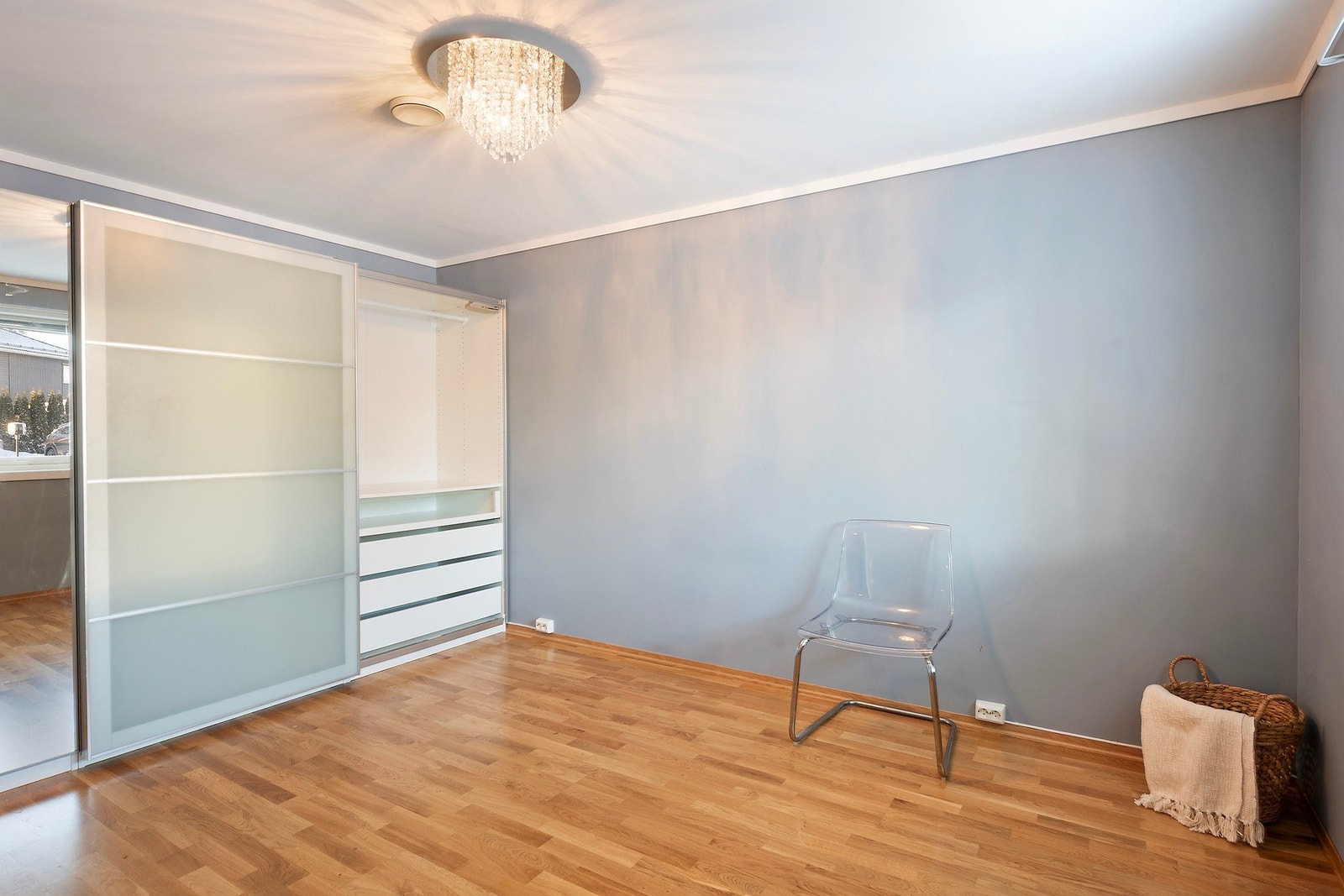 På soverommet har du romslig garderobe for ryddig og enkel klesoppbevaring Galleribilde