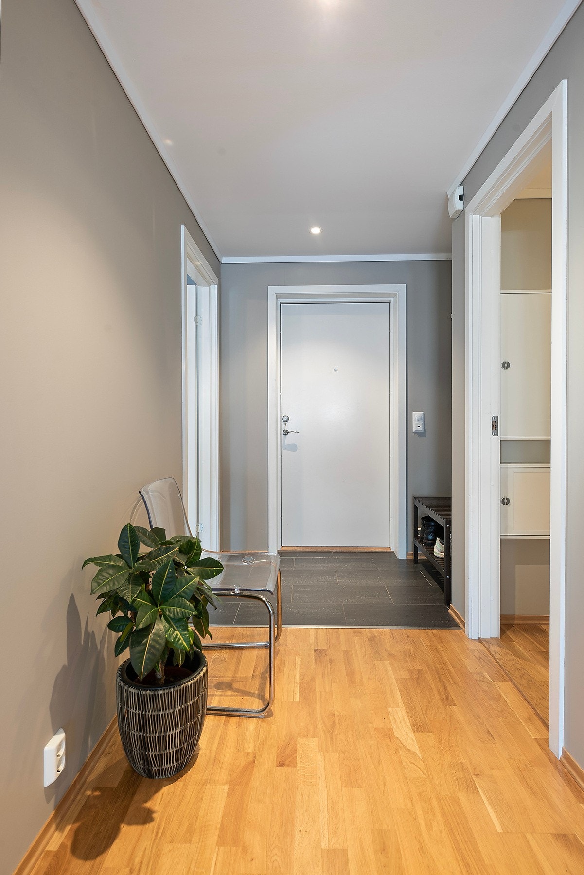 Romslig hall som tar deg forbi bad, soverom og innvendig bod før du kommer inn i stuen Galleribilde