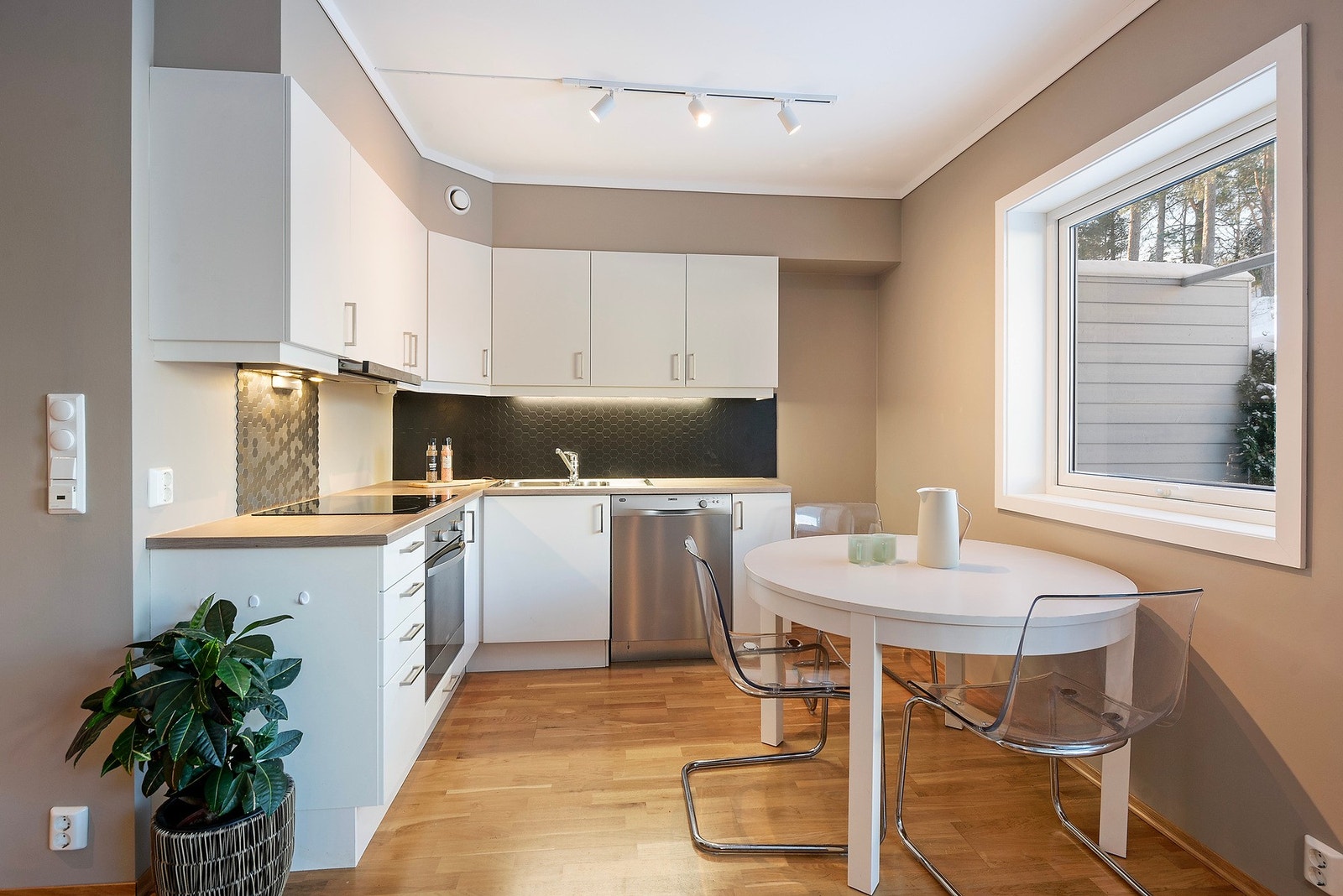 Slette overflater, rikelig med lys og nøytrale fargevalg skaper et tidløst uttrykk og gjør det enkelt å forme boligen etter din egen personlighet og stil Galleribilde