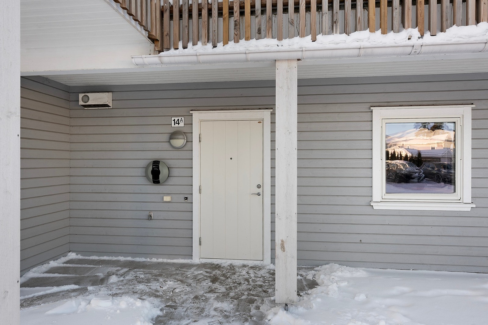 Adkomsten til boligene i etasjen over gjør at du har tak ved inngangspartiet Galleribilde