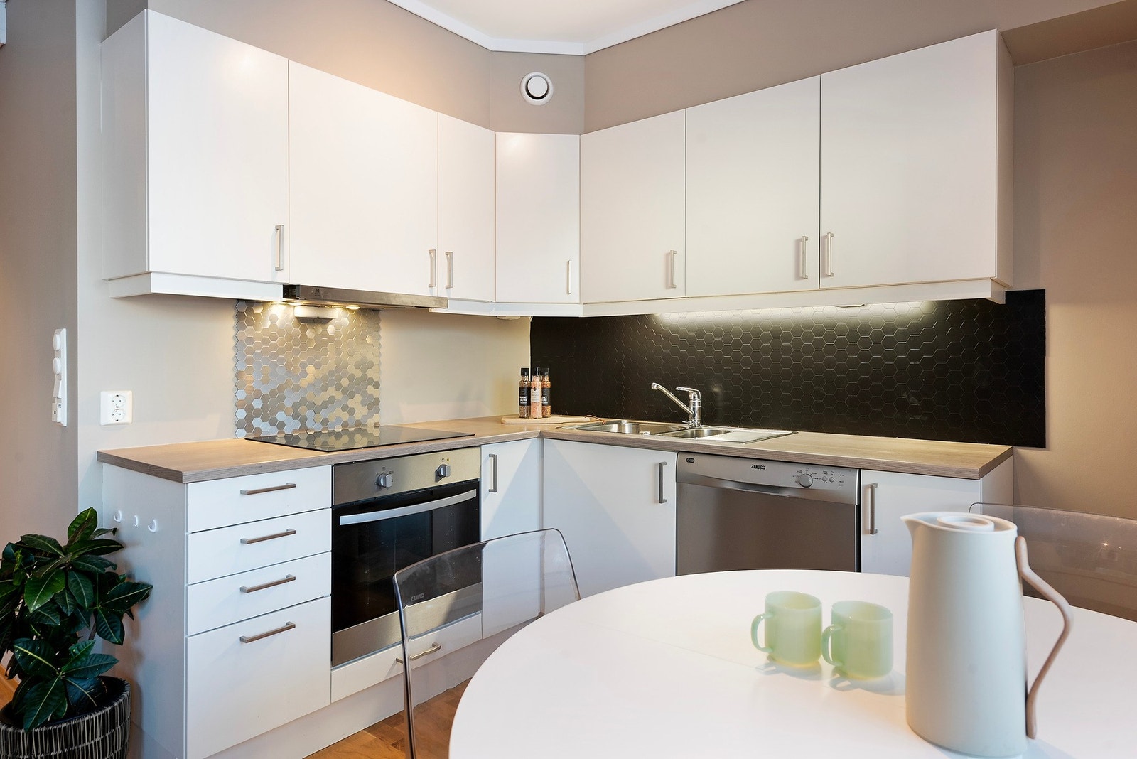 På kjøkkenet får du rikelig med skap- og skuffeplass, og kjøkkenplater som gir et moderne uttrykk samtidig som de gjør renholdet enkelt Galleribilde