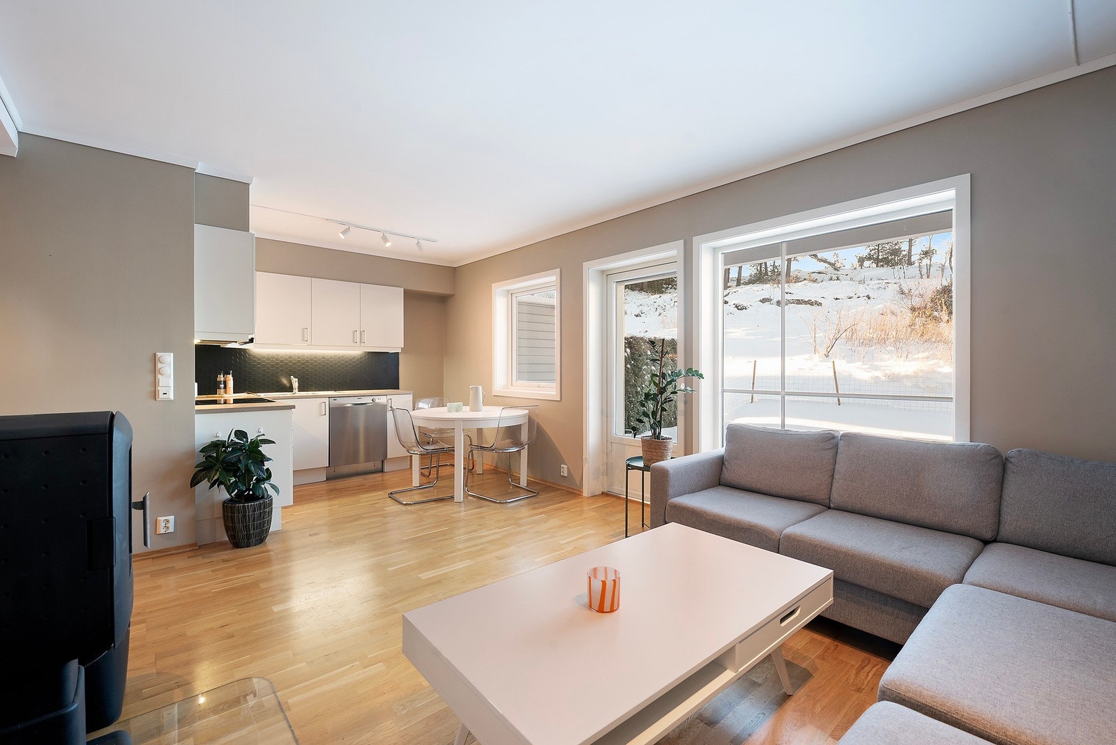 Godt lysinnslipp fra store vindusflater og jevn varme med både varmekabler i gulv og peisovn Galleribilde