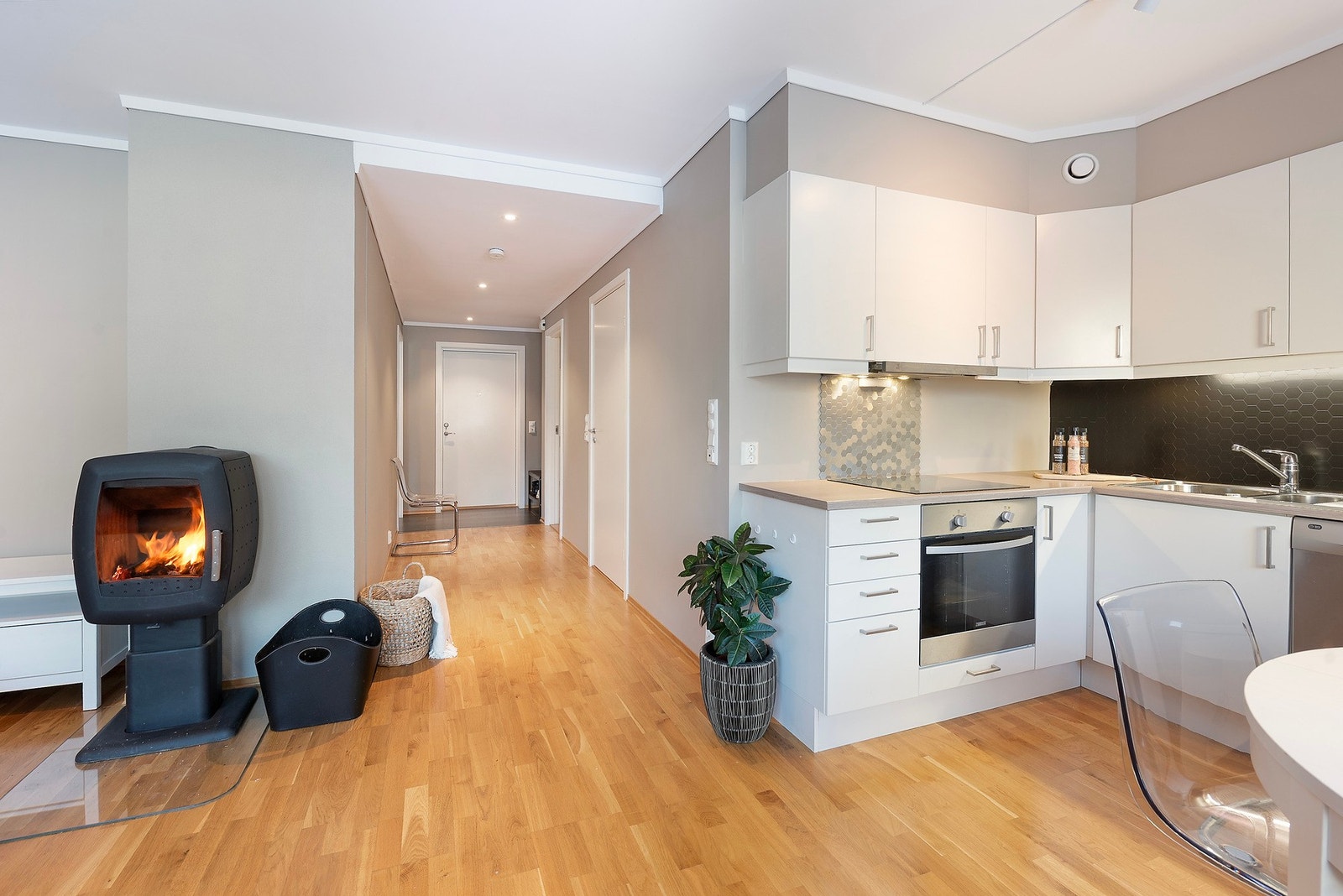 Parkettgulvet strekker seg fra entreen og inn til stue og kjøkken i åpen løsning - Velkommen inn Galleribilde