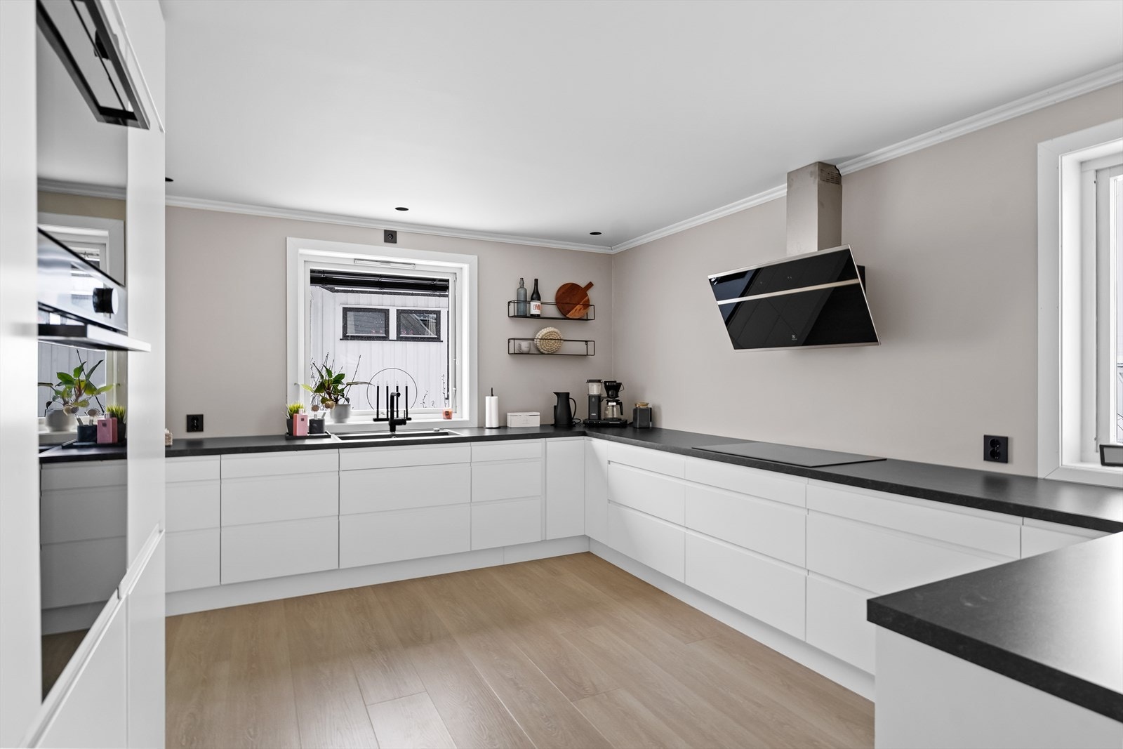 Kjøkkenet har alt av integrerte hvitevarer. Galleribilde