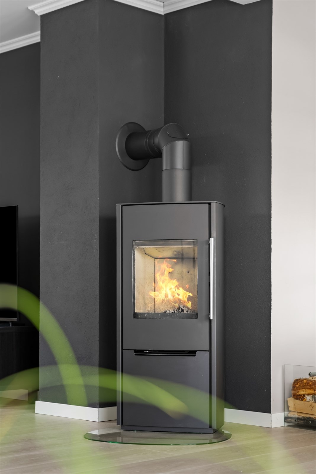 Detalj - Peisovn sammen med gulvvarme gir en lun og effektiv oppvarming. Galleribilde