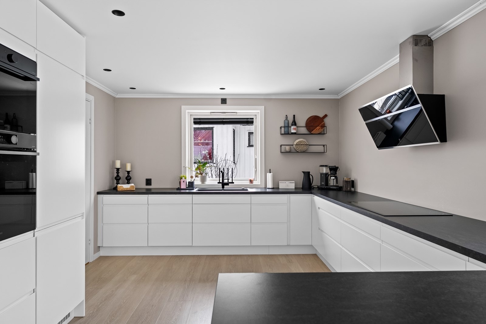 Kjøkkenet fra 2022 er delikat og praktisk utformet for å gi rikelig med skap- og benkplass. Galleribilde