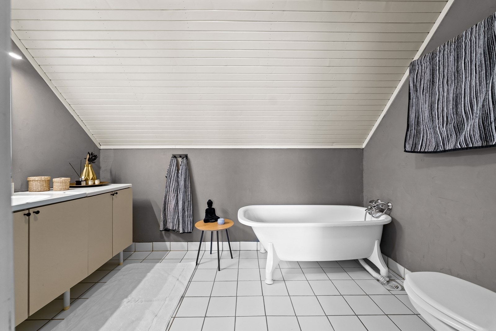 Bad i andre etasje - Praktisk med toalett og servant i soveromsavdelingen. Galleribilde