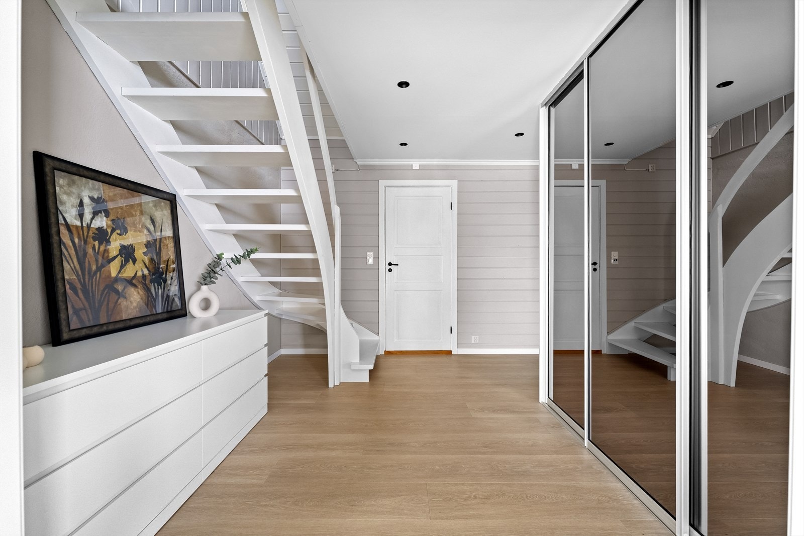 Stor hall med skyvedørsgarderobe og plass til møblement. Galleribilde