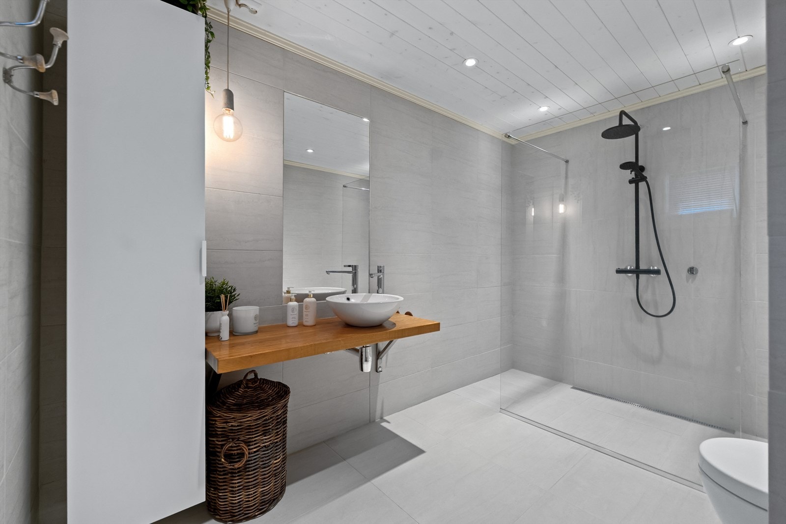 Smakfullt bad fra 2014 i første etasje. Galleribilde