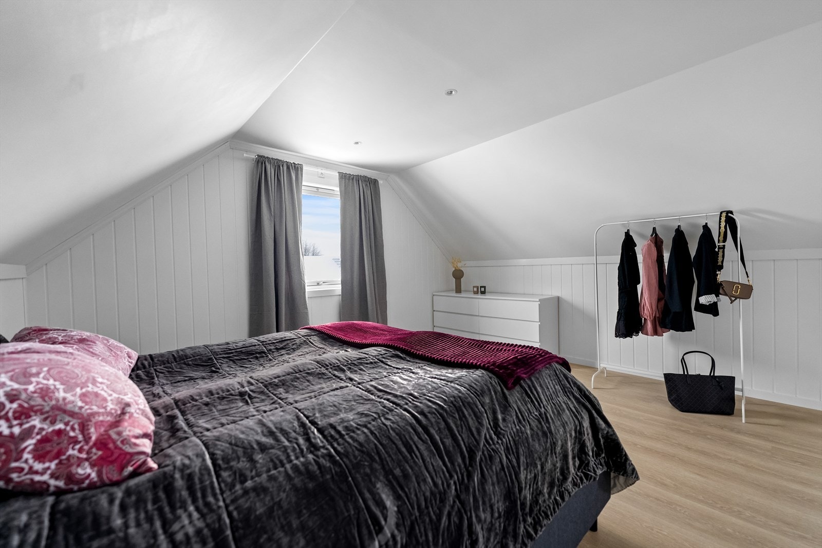 Gode muligheter for ønsket garderobemøblement mot høy knevegg. Galleribilde