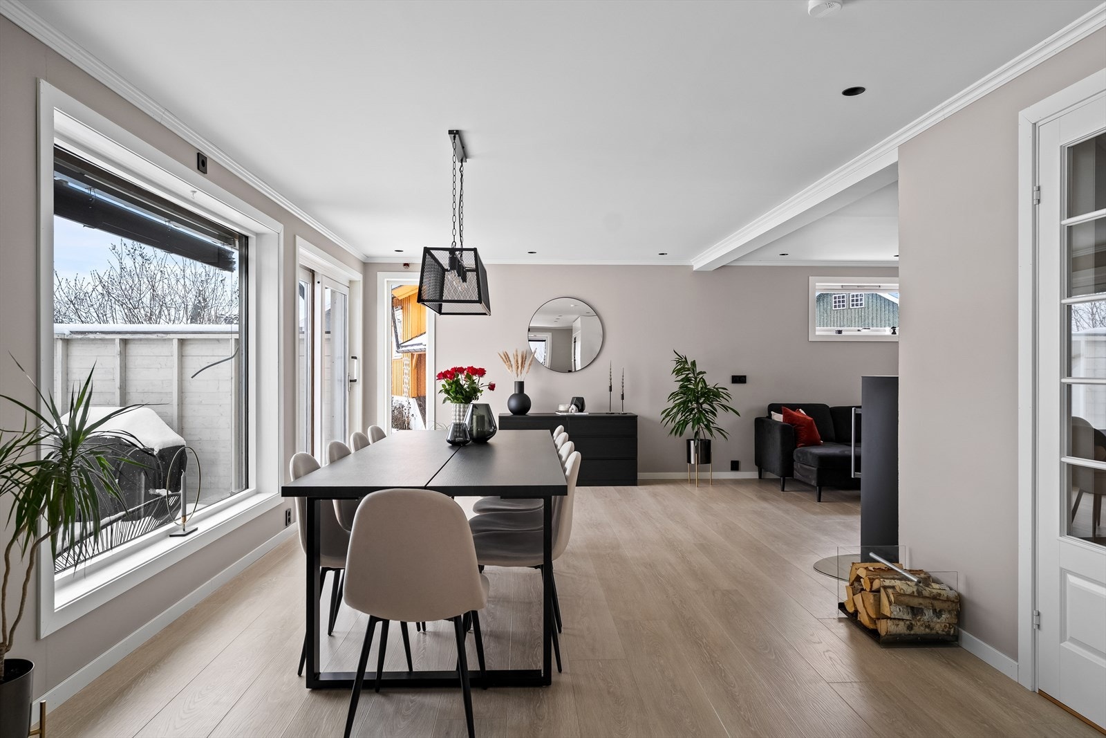 Boligen har tidsriktige valg i farger, materialer og fine detaljer i sort på el. Galleribilde