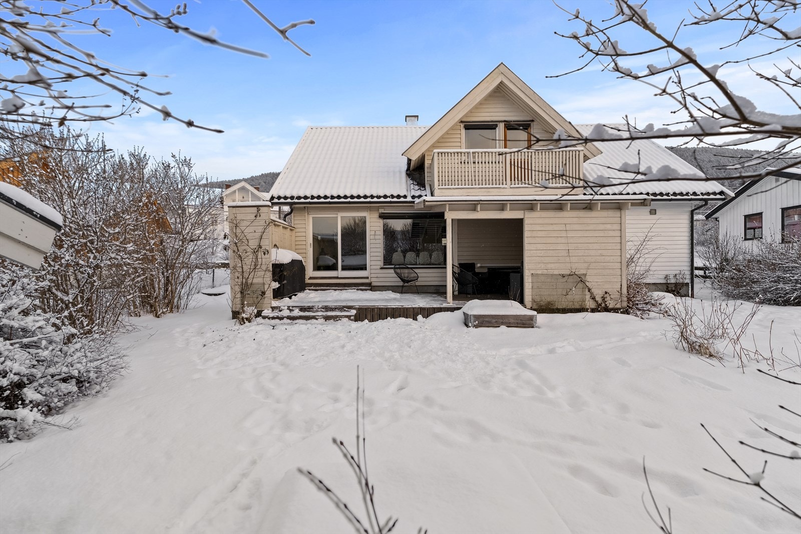 Utenfor stuen har man en romslig terrasse som er lun og skjermet. Galleribilde