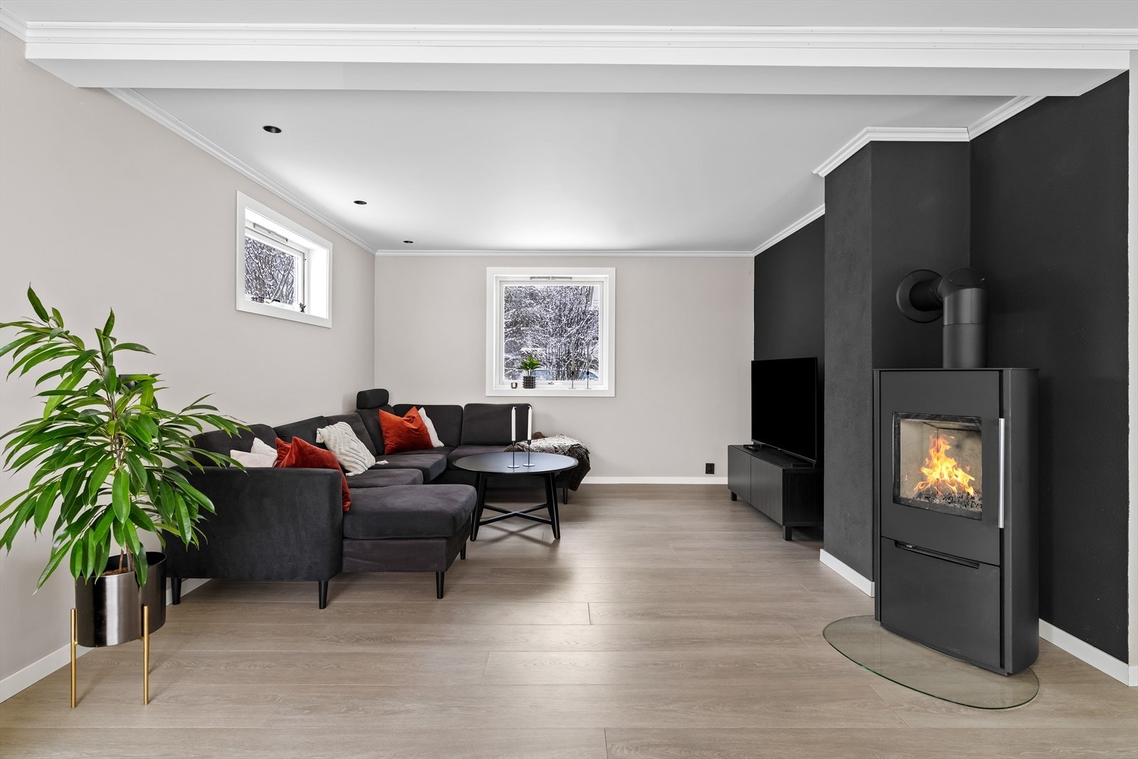 Naturlig tv-hjørne med god plass til stor sofagruppe. Galleribilde