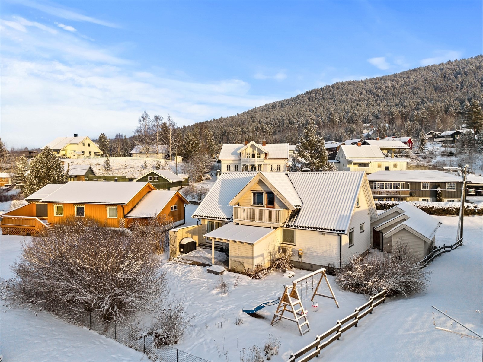 Fasade - Hage med god plass for to og firbeinte. Galleribilde