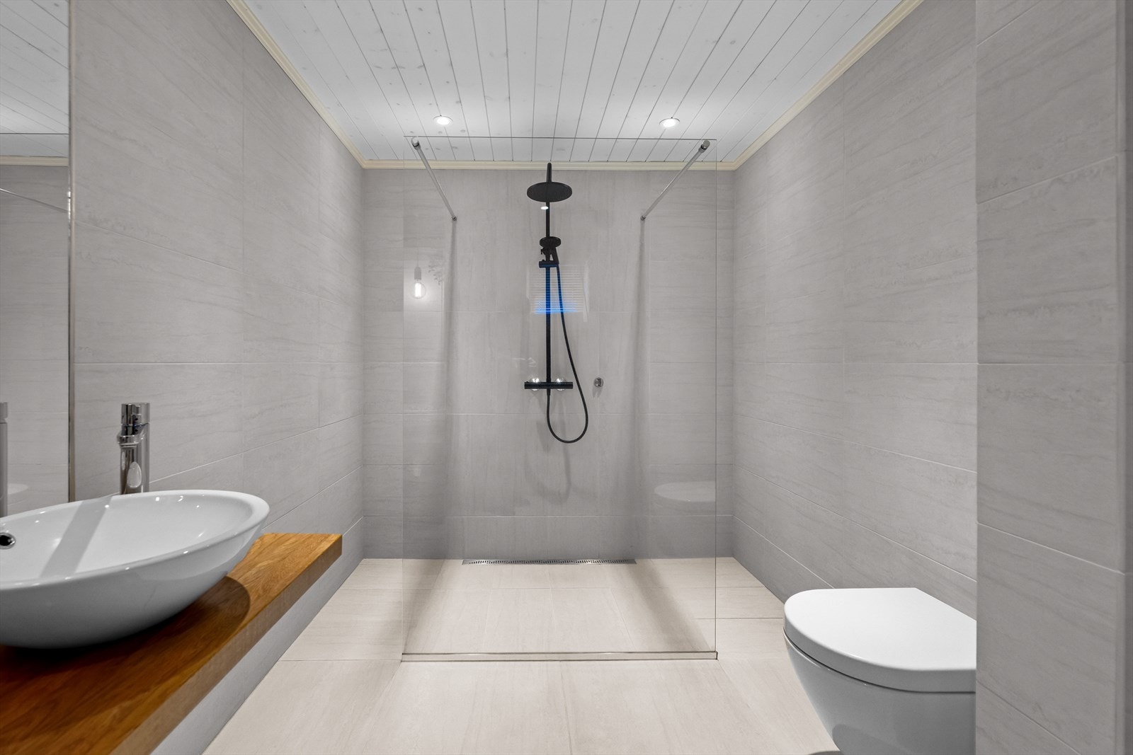 Dujssone med regnfallsdusj, vegghengt toalett og gulvvarme. Galleribilde