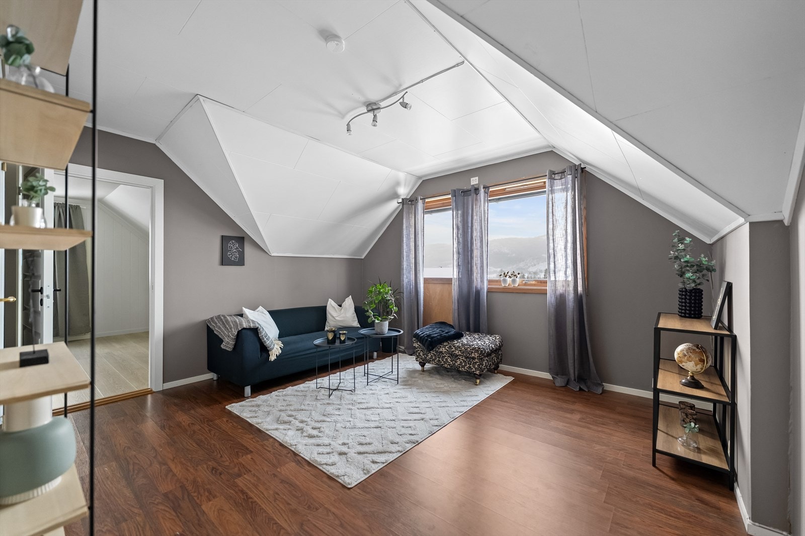 Loftstue med utgang til balkong - Her kan man etablere et soverom ved å sette opp lettvegg. Galleribilde