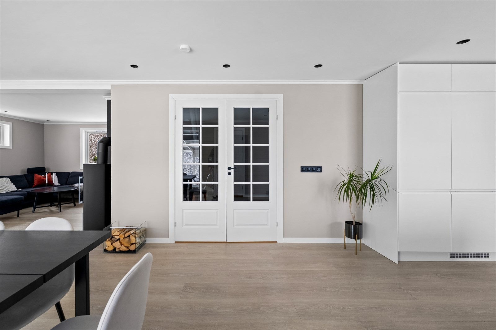 Tofløyet dør mot gang. Galleribilde