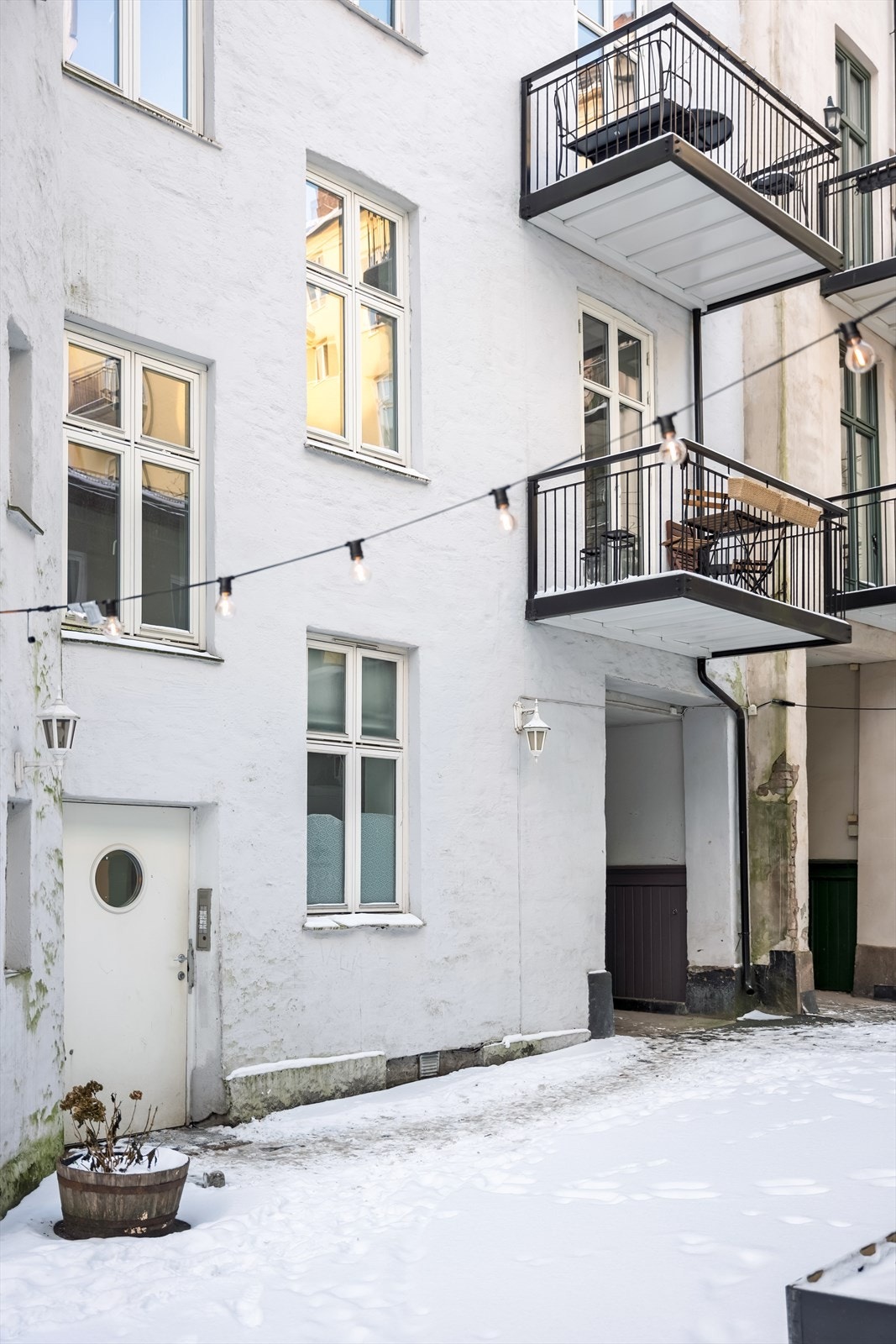 Balkongen vender mot indre gårdsrom. Galleribilde