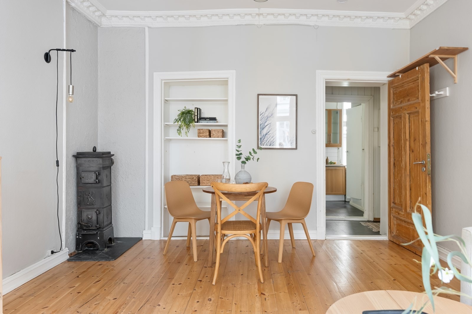 Leiligheten har behov for modernisering, noe som gir en flott mulighet til å sette sitt eget preg og skape en personlig drømmeleilighet. Galleribilde