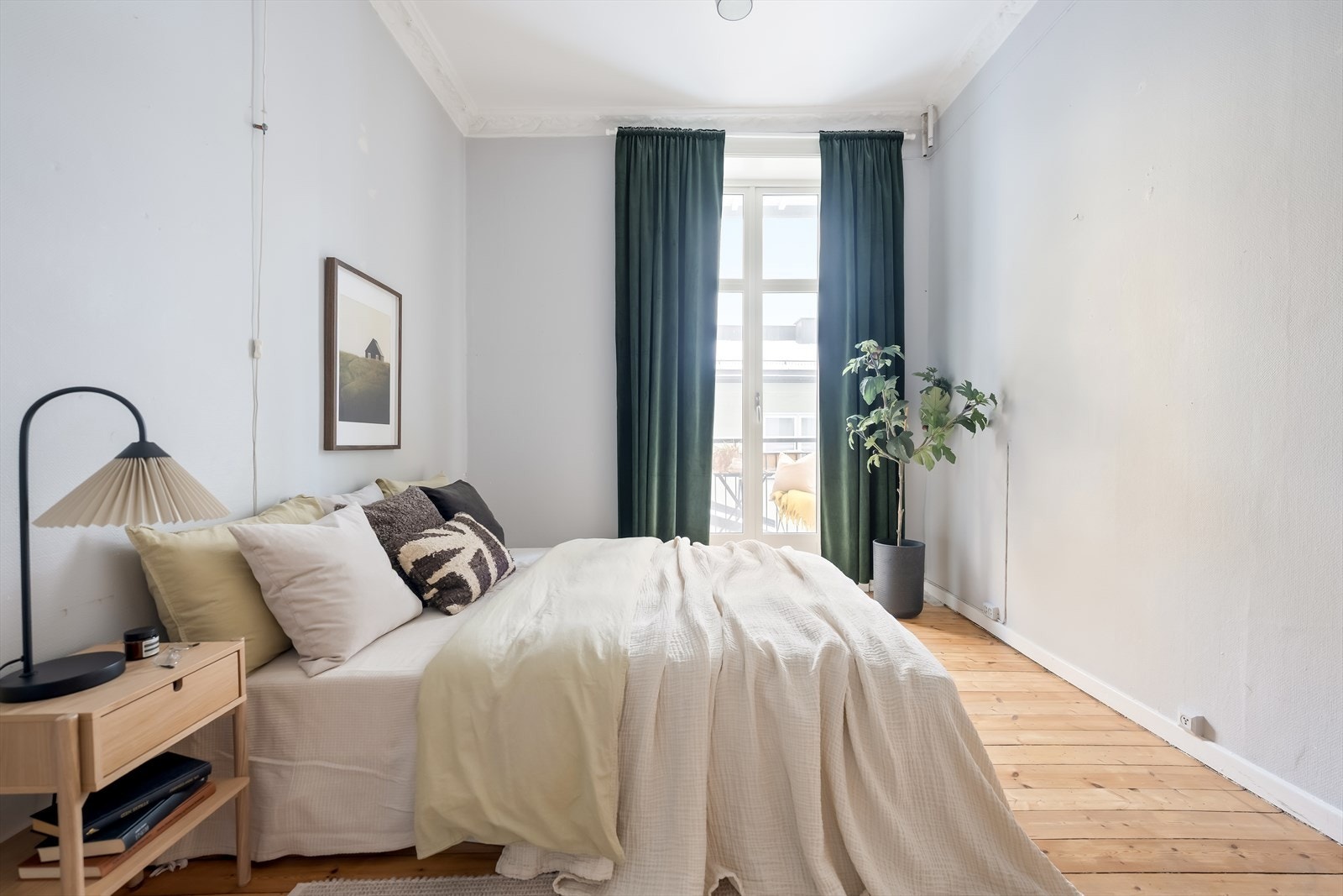 Balkongdøren er ny, fra 2018, i forbindelse med etablering av balkongen. Galleribilde