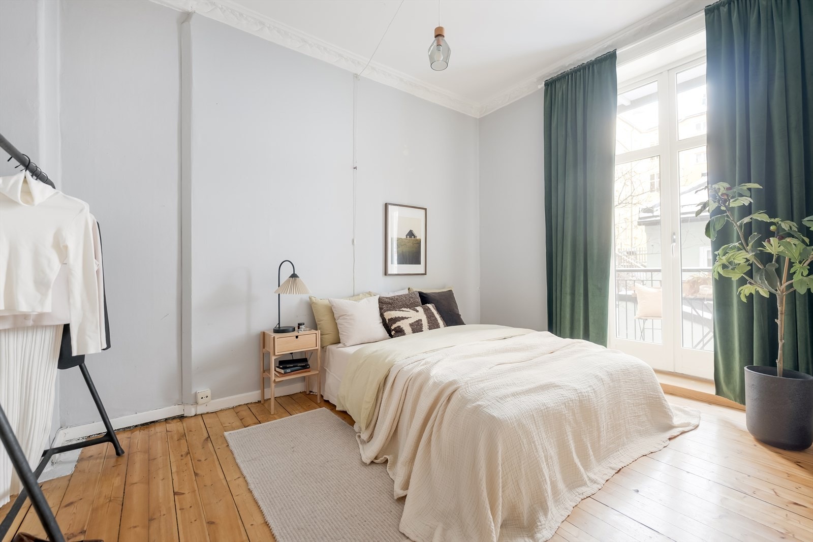 Leiligheten har ett romslig soverom med gode innredningsmuligheter, med plass til dobbeltseng, nattbord og garderobeløsning. Galleribilde