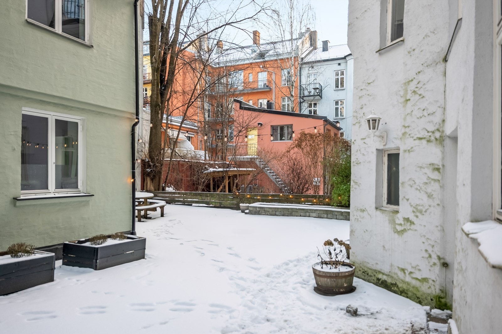 Felles bakgård opparbeidet med beplantning, sittegruppe og sykkelparkering. Galleribilde