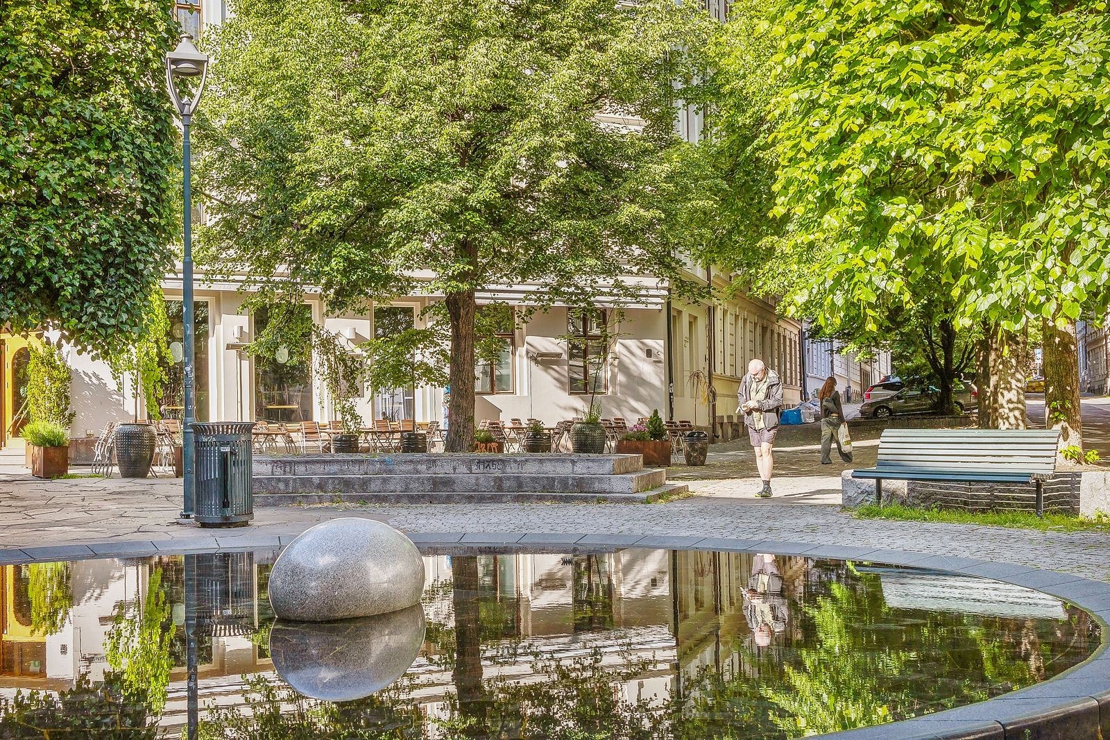 Rathkes plass med benker og flott vannkunst skaper et hyggelig nærmiljø. Galleribilde