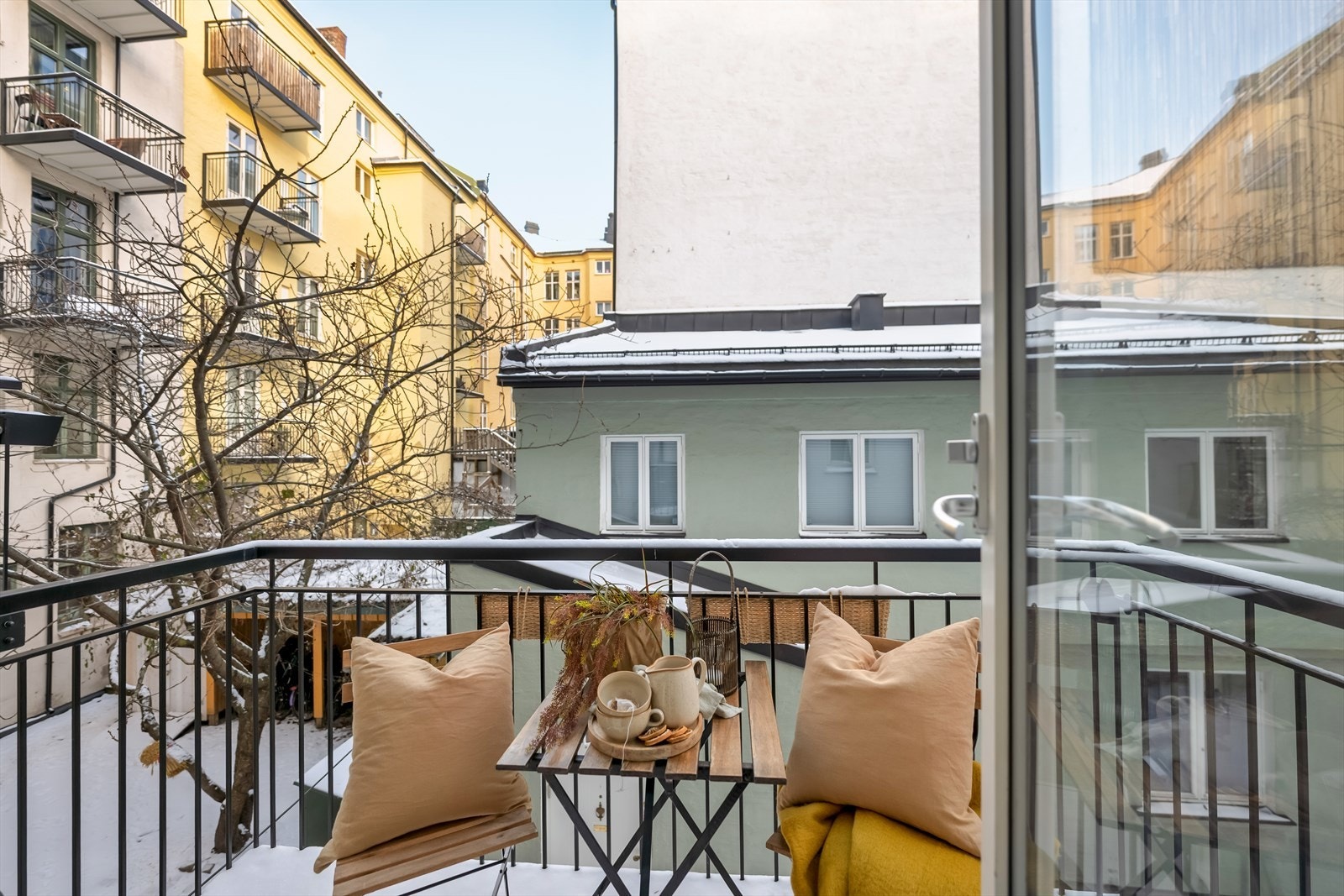 Fra soverommet er det utgang til en herlig nord-østvendt balkong på omtrent 3,65 kvadratmeter. Galleribilde