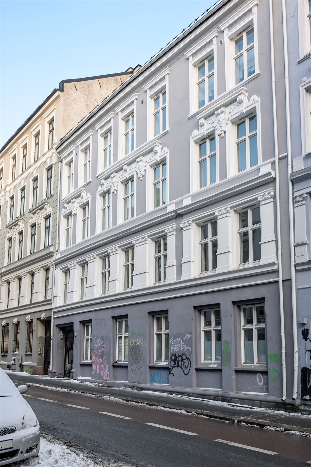 Leiligheten er beliggende i en klassisk og sjelfull bygård på Grünerløkka, i rolige omgivelser. Galleribilde