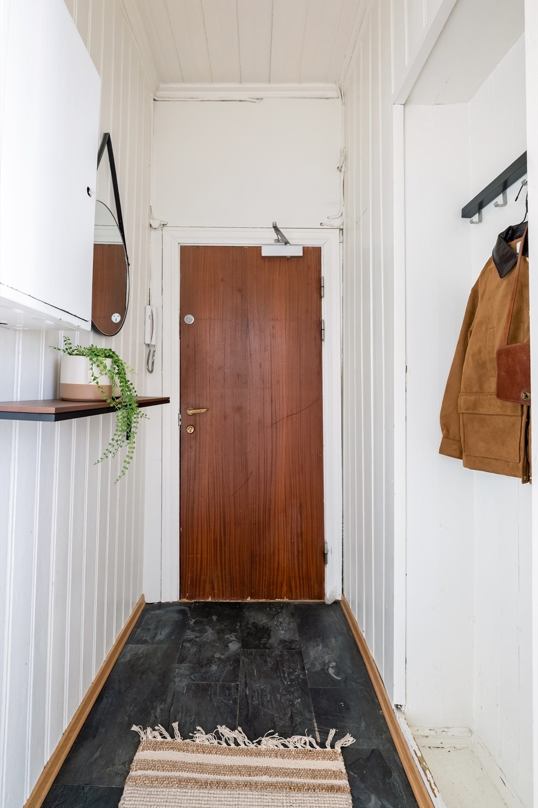 Det er enkel trappeadkomst opp til etasjeplanet, hvor du ønskes velkommen av en praktisk entré med plass til oppbevaring av yttertøy og sko. Galleribilde