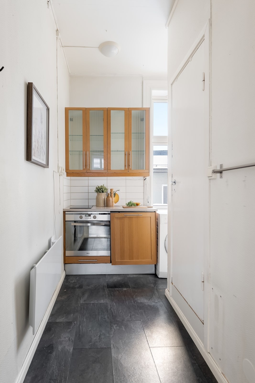 Kjøkkenet ligger i et eget rom og skaper et ekstra oppholdsrom i boligen. Galleribilde