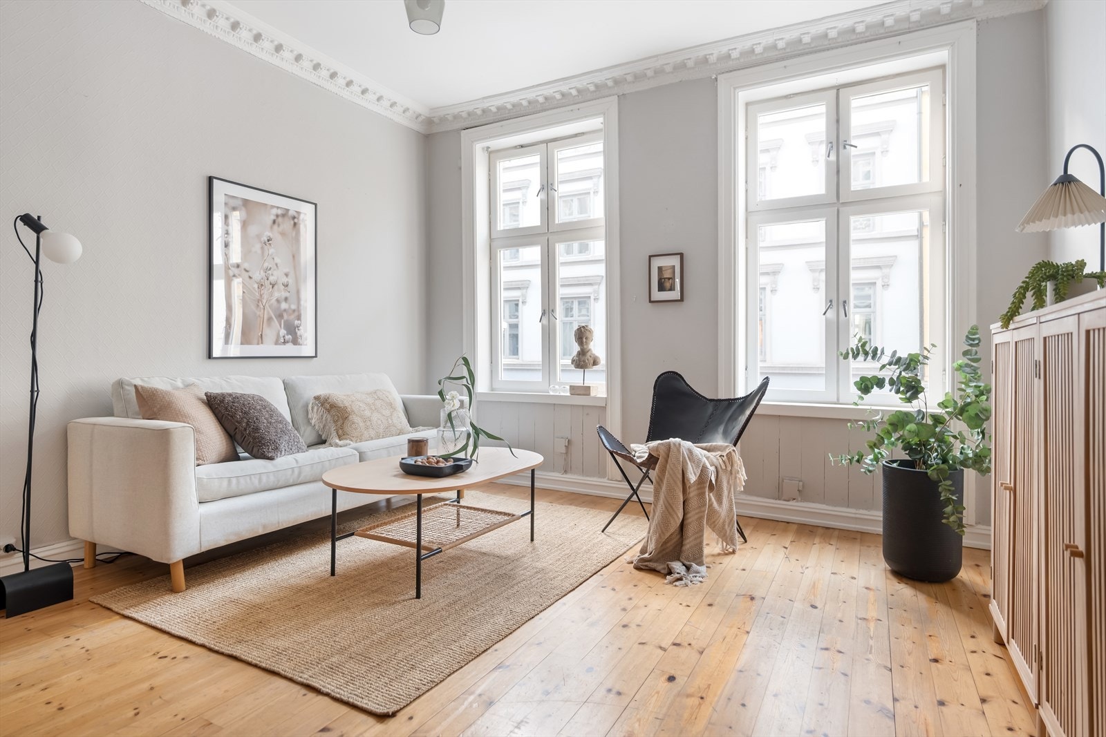 Stuen er utsmykket med klassiske detaljer som rosett og stukkatur, vedovn og furugulv. Galleribilde