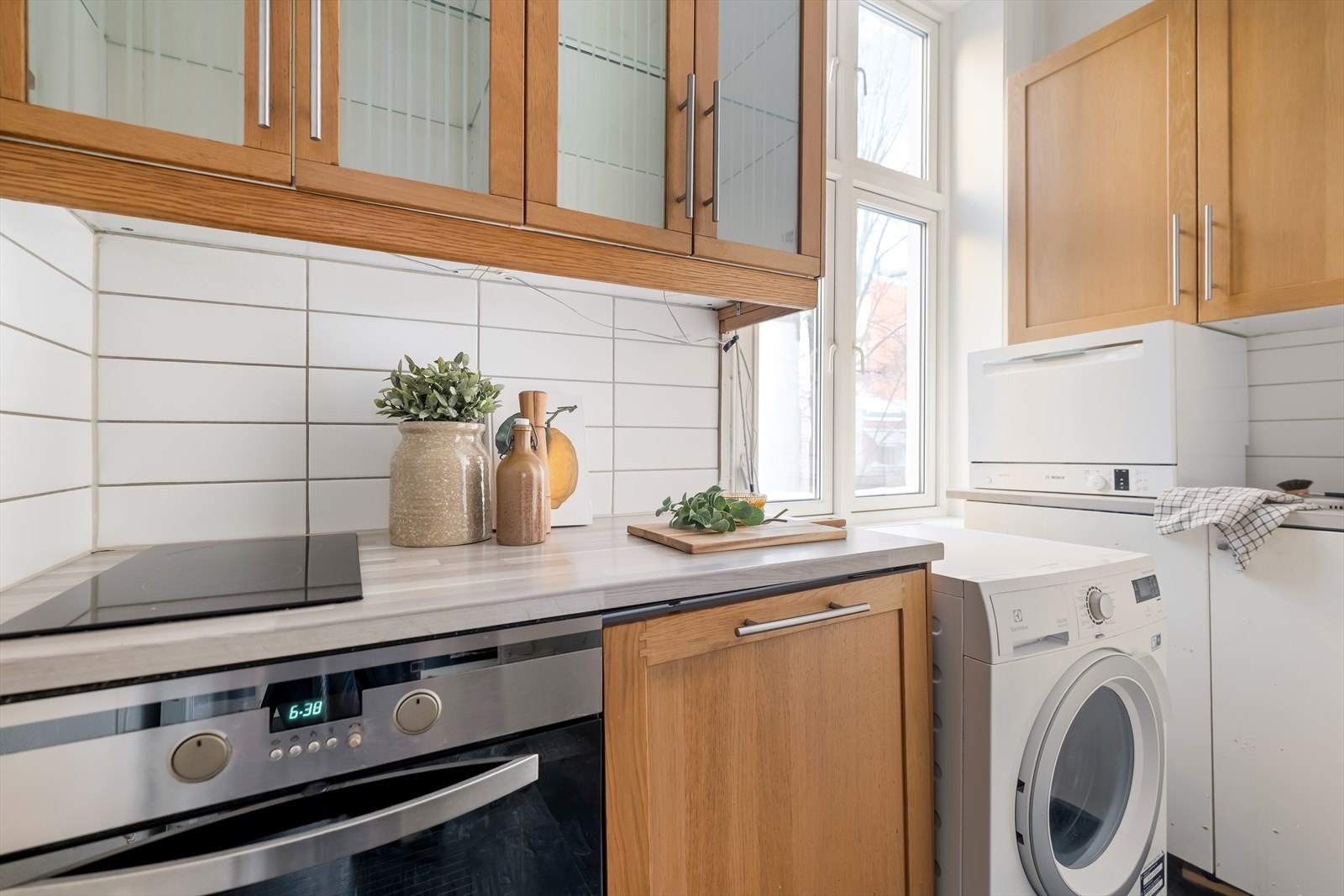 Kjøkkenet er utstyrt med innfelt koketopp, stekeovn, kjøl-/fryseskap og en frittstående, benkemontert oppvaskmaskin. Galleribilde