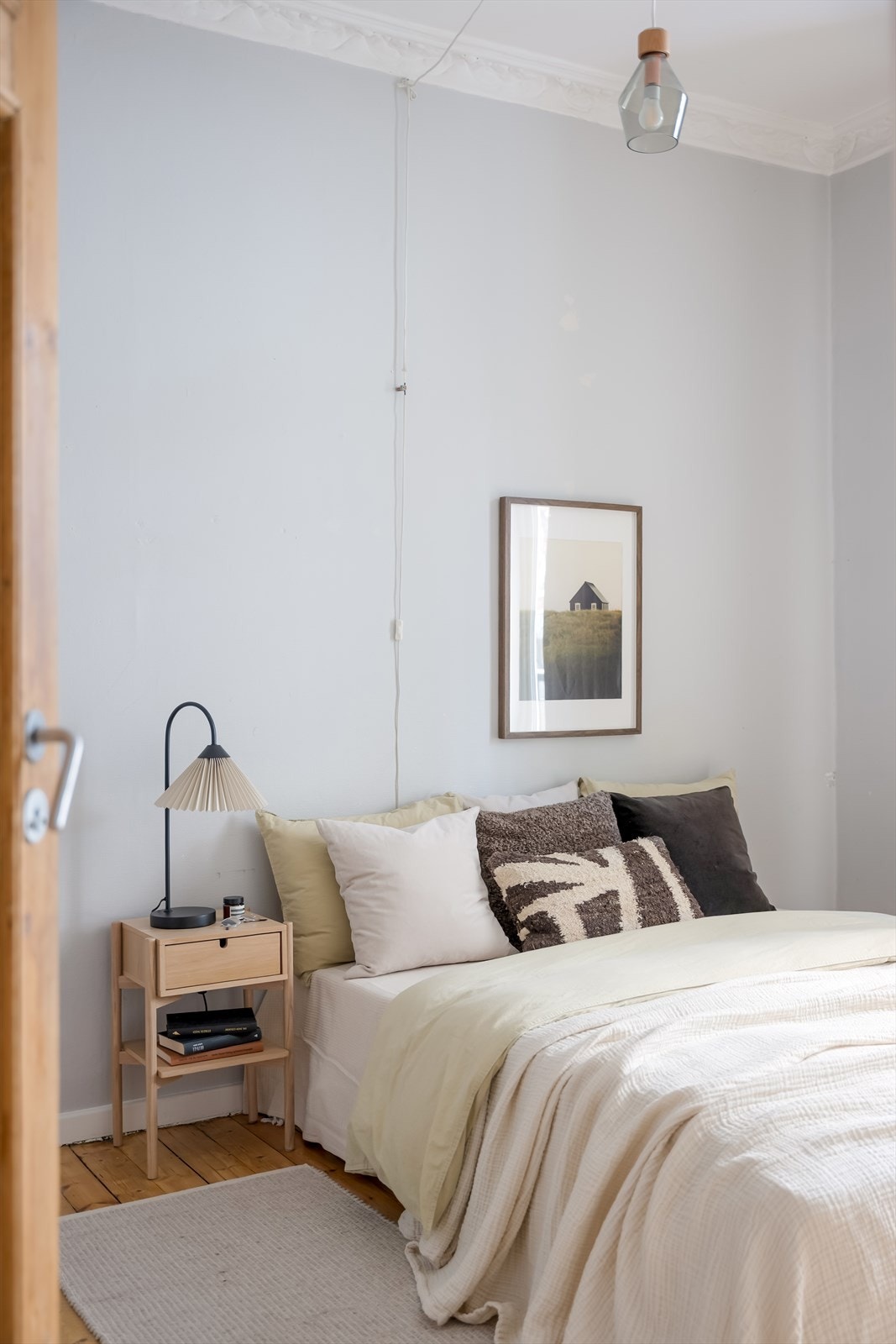 Soverommet vender ut mot en rolig bakgård. Galleribilde