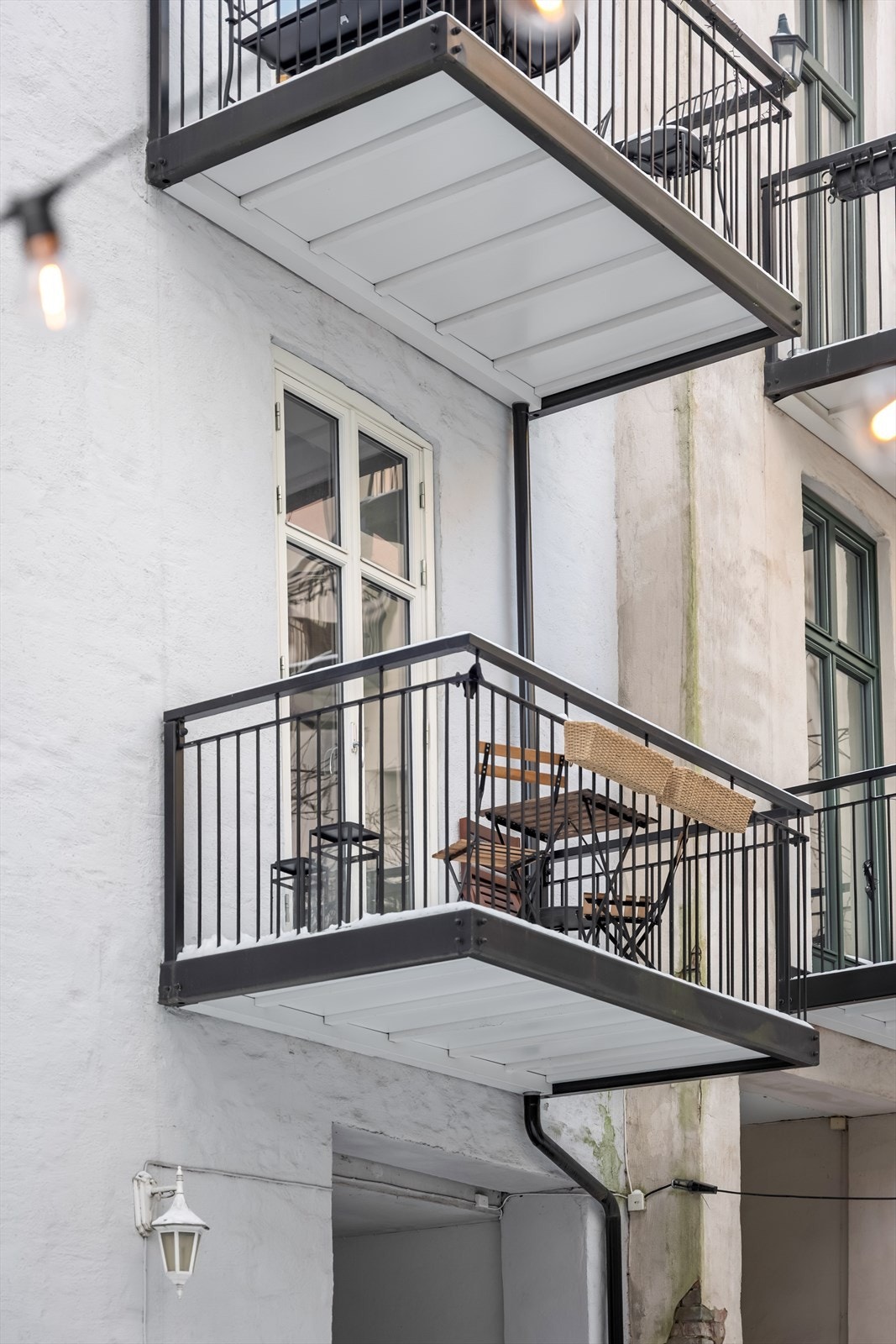 Fra soverommet er det utgang til en herlig balkong mot bakgård. Galleribilde