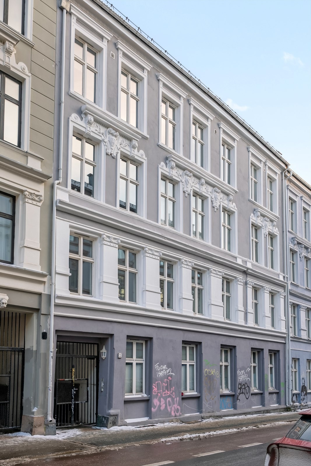 Jens Bjelkes gate 2A har en meget attraktiv og populær beliggenhet på Grünerløkka. Fra leiligheten har du kort vei til pulserende handlegater, trendy restauranter, koselige barer og grønne parkområder. Galleribilde