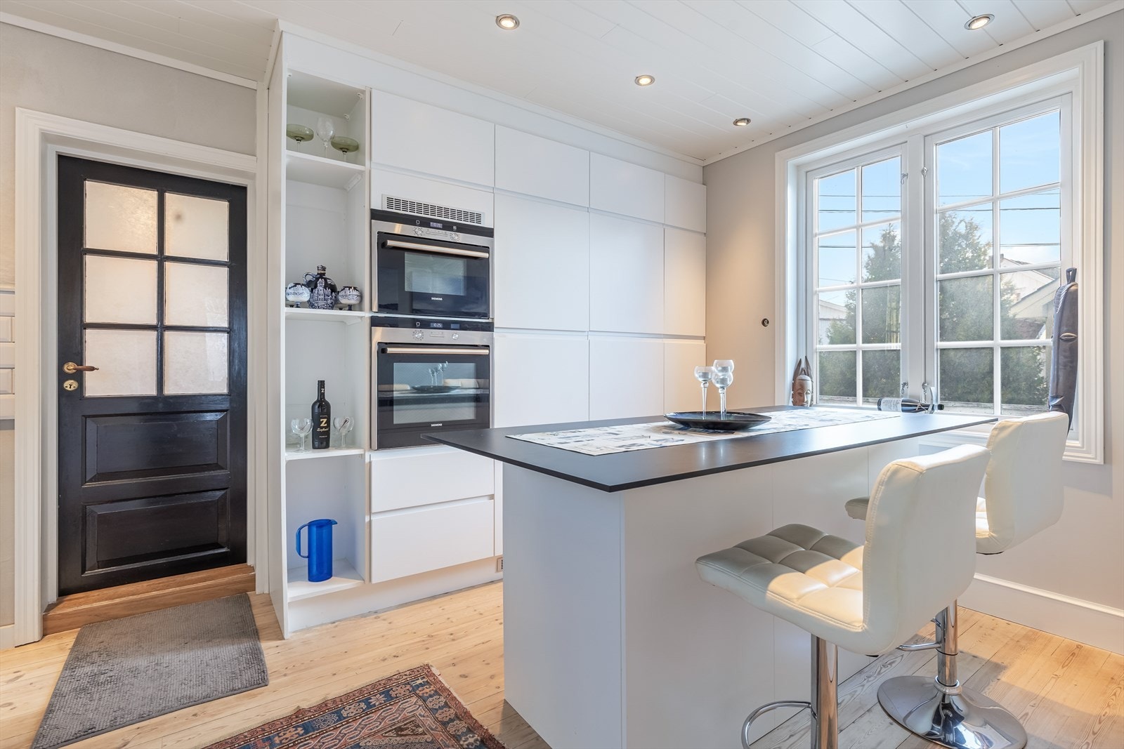 Stor kjøkkenøy, perfekt for frokost og morgenkaffen Galleribilde