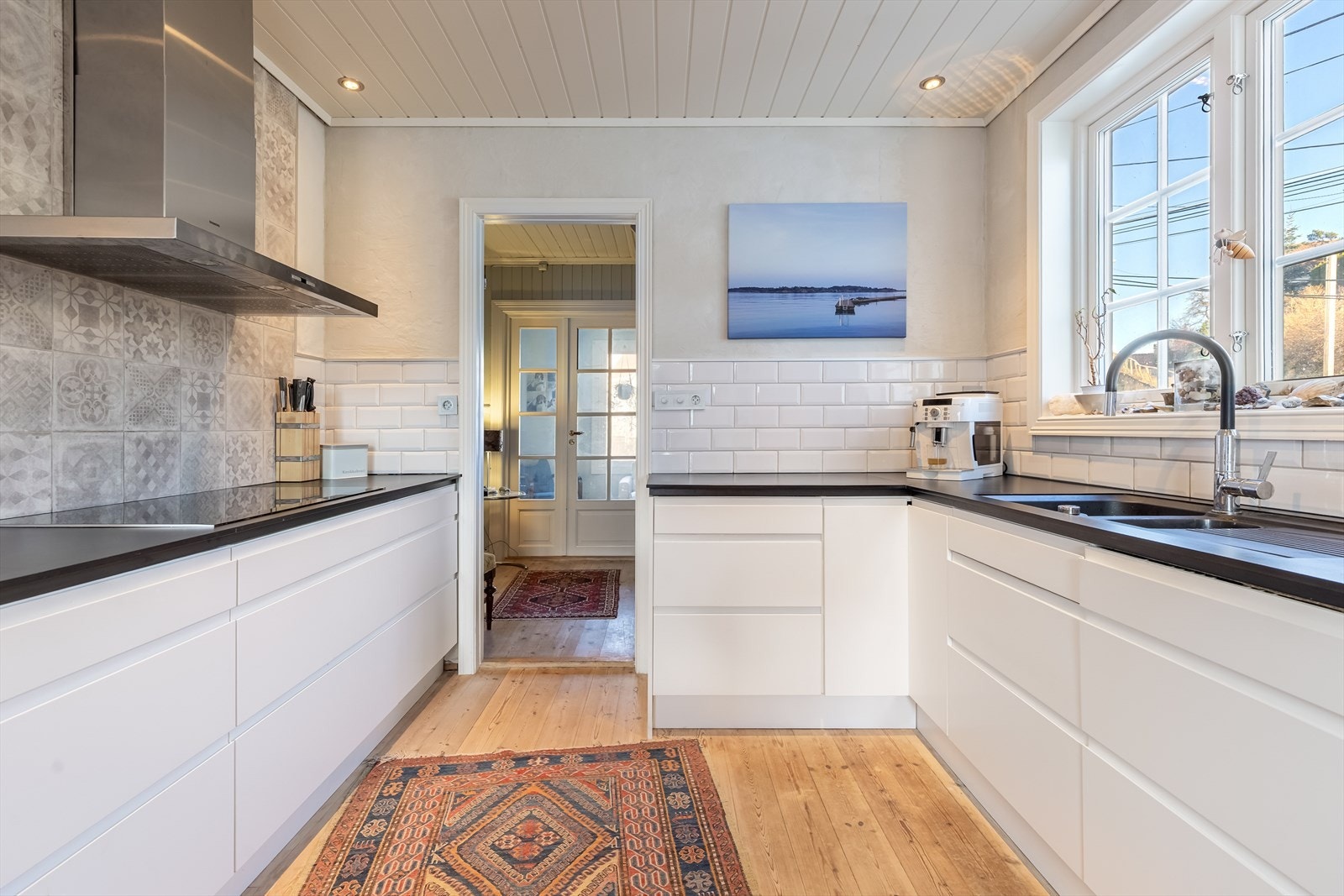 Kjøkken med god skap- og benkplass Galleribilde