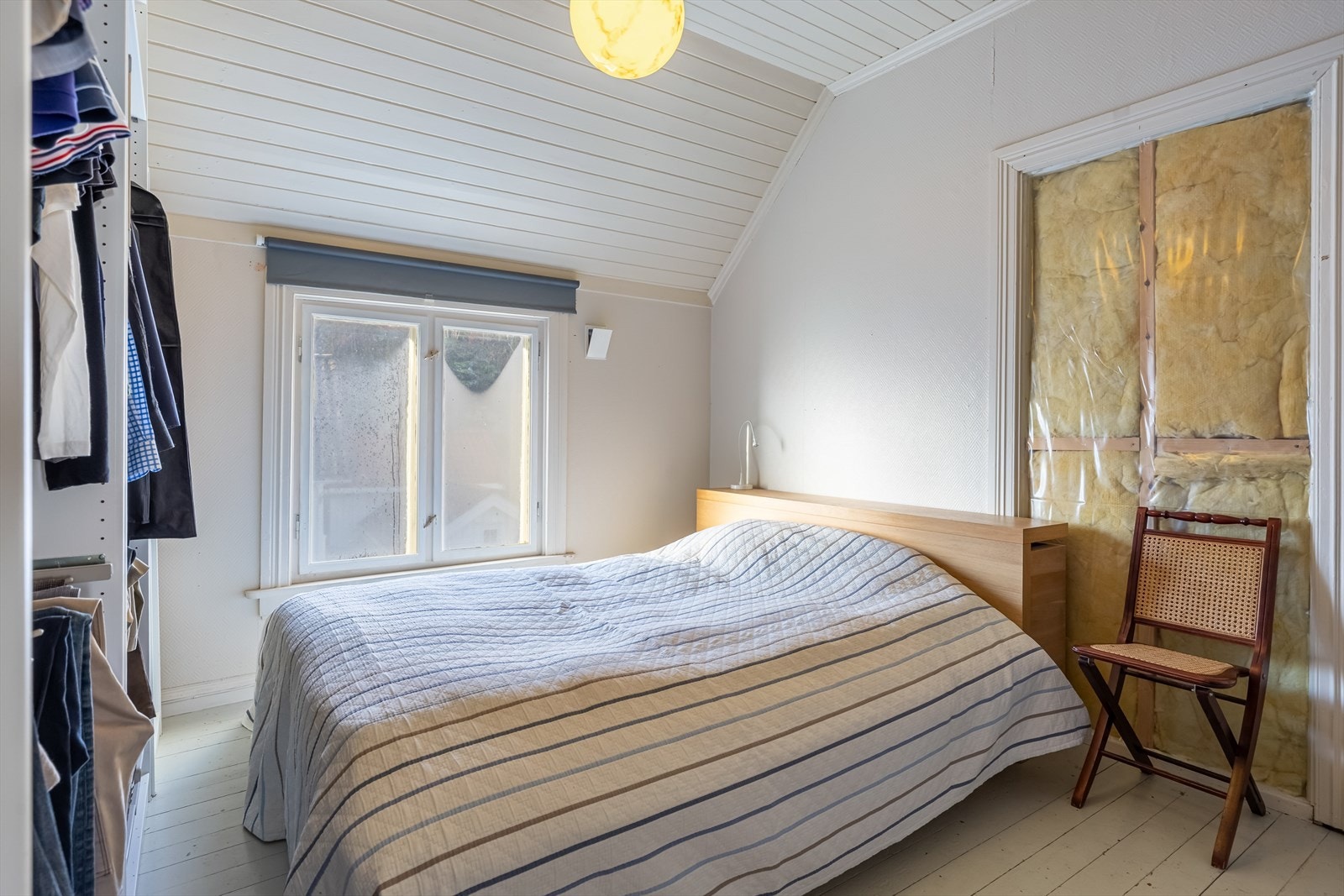 Hovedsoverommet har garderobeløsning og god plass til dobbeltseng Galleribilde