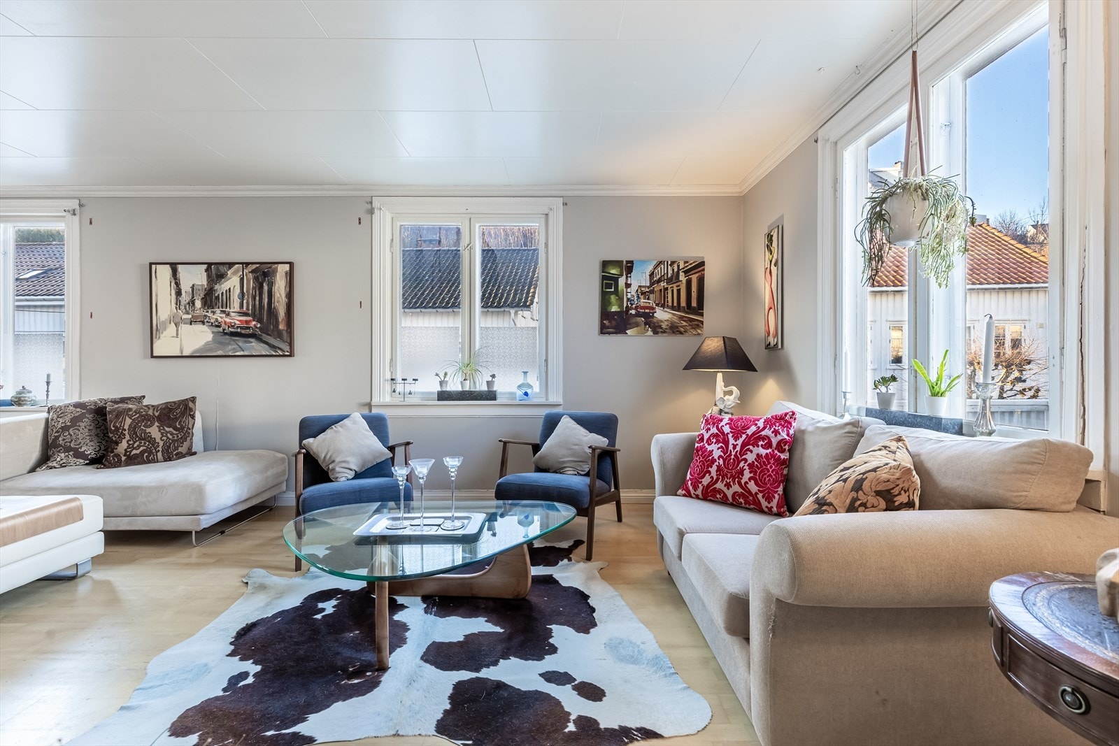 Store vindusflater i stuen byr på rikelig med naturlig lys Galleribilde