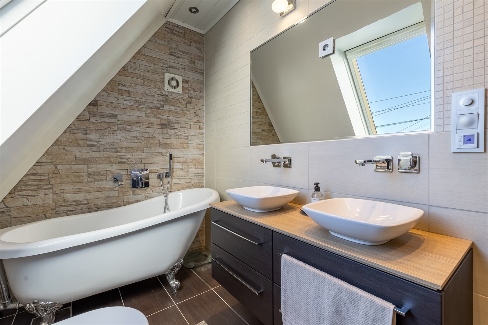 Badet i 3. etasje er innredet med badekar og dusj Galleribilde